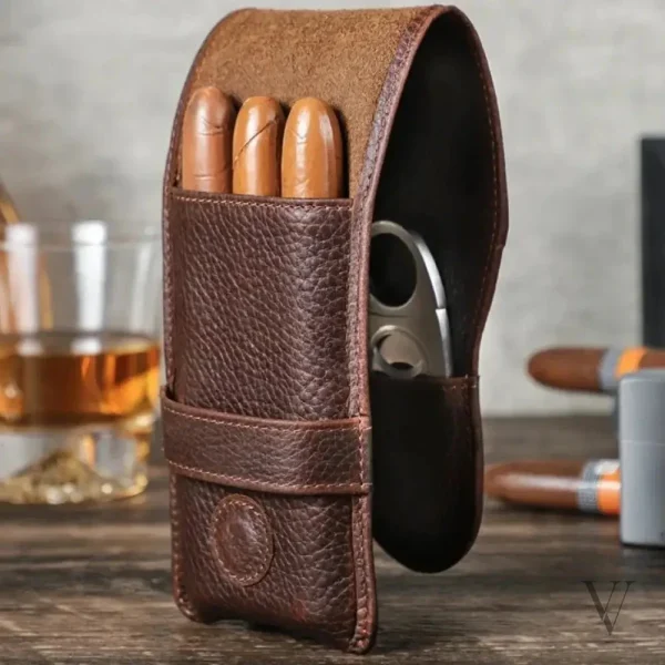 etui-3-cigares-avec-emplacement-pour-coupe-cigare-voyageu-iu50r8-1 Étui 3 Cigares en cuir - Voyageur Pocket