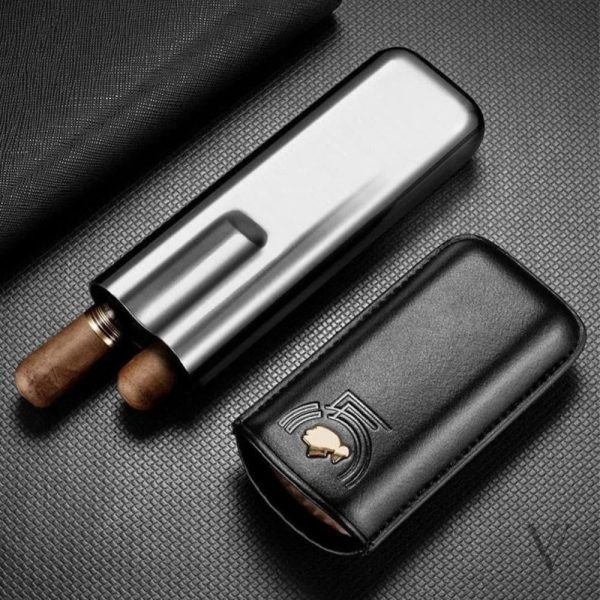 Cigare à l'abri dans cet étui en cuir